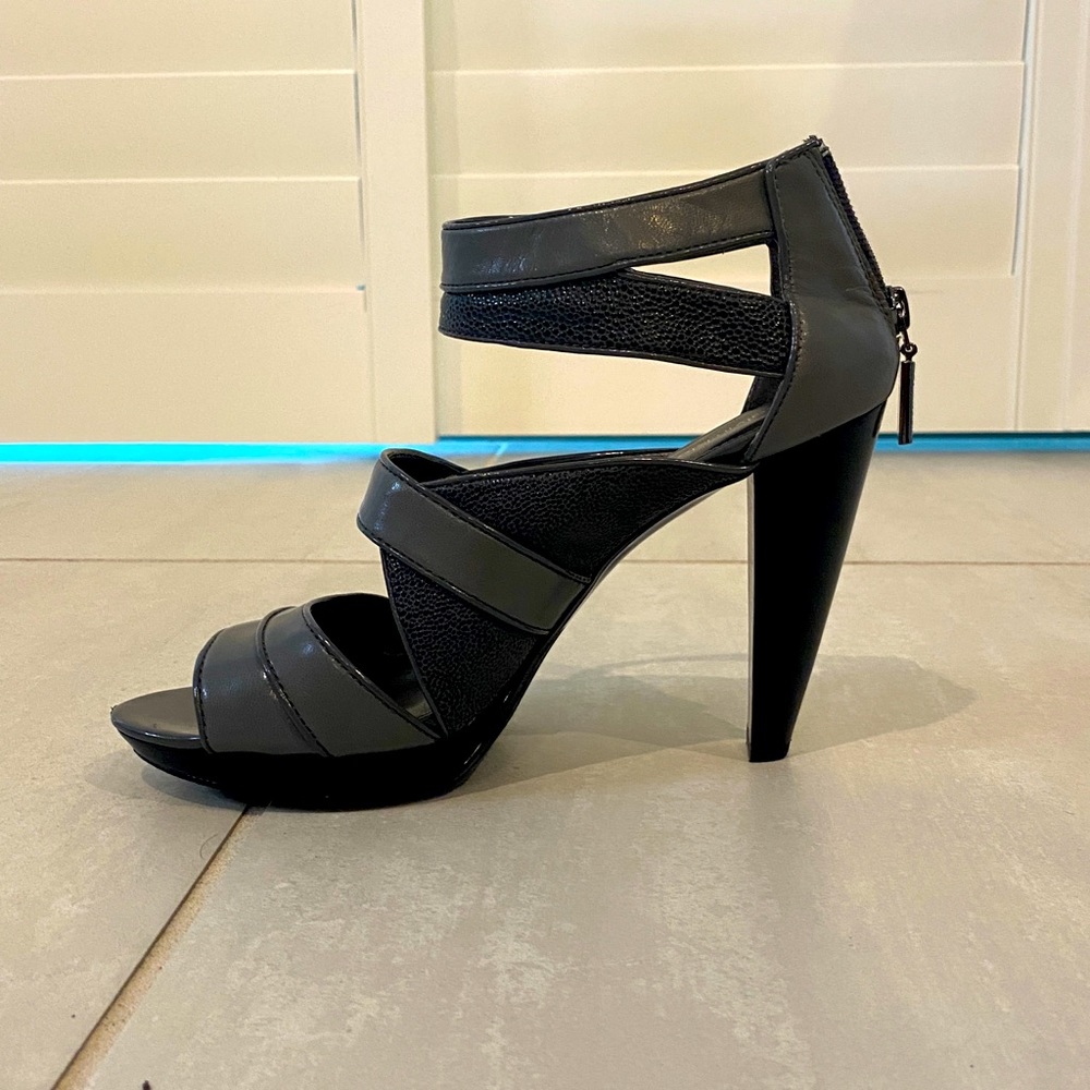 Calvin Klein 2 tone gray shoes, very comfortable, they look great with denim.